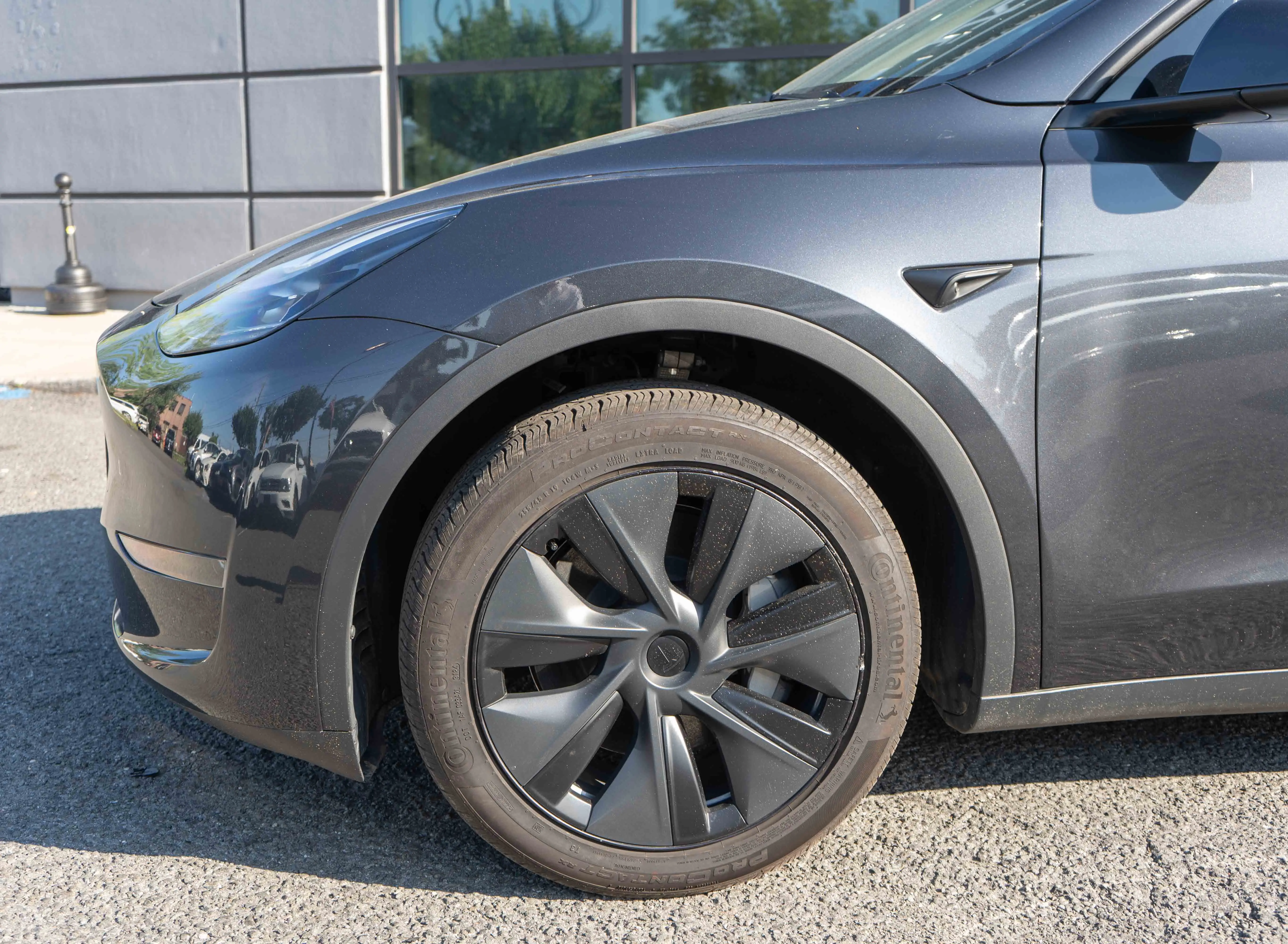 2025 Tesla Model Y Long Range Rear Wheel Drive photo 3