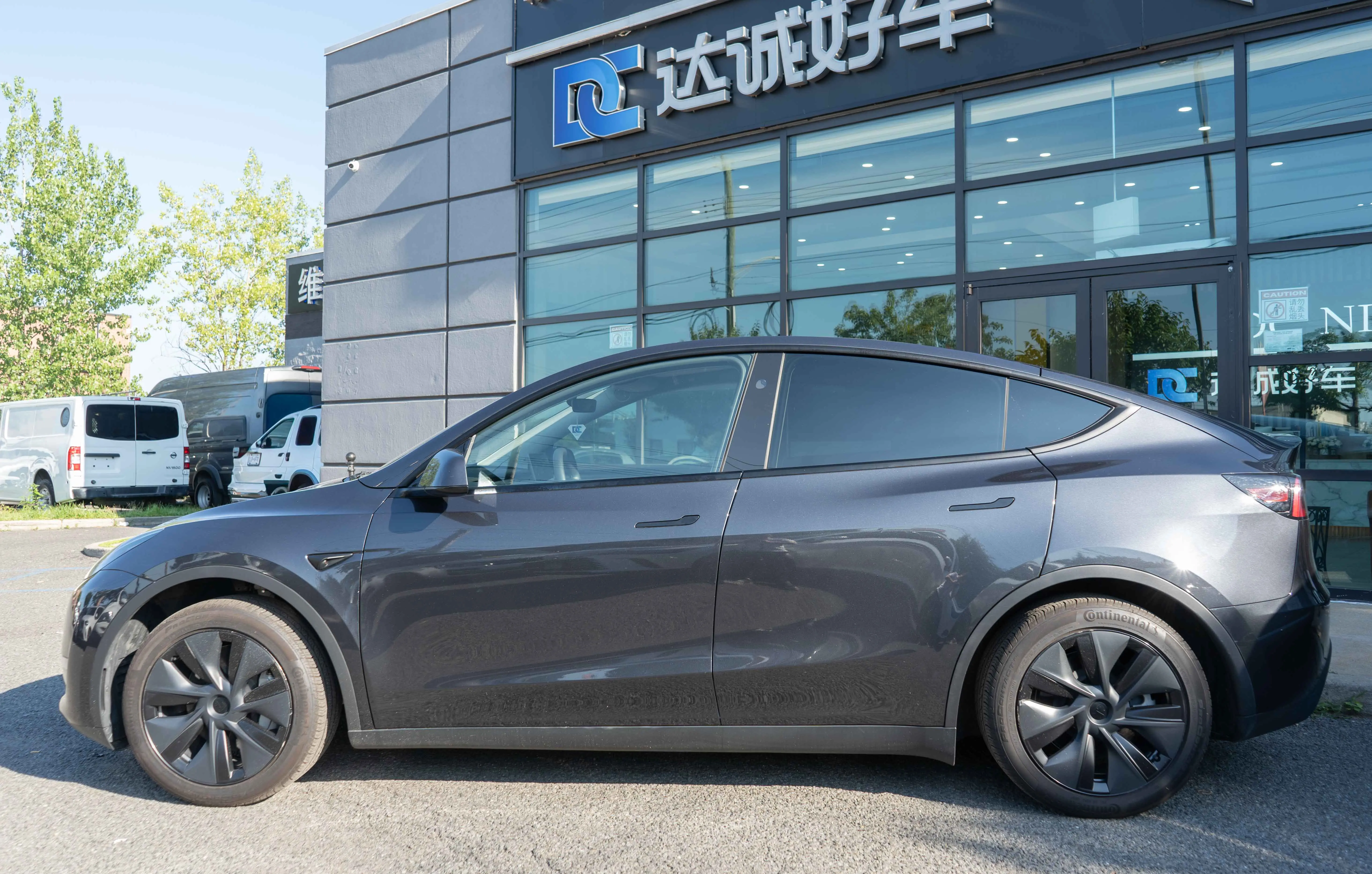 2025 Tesla Model Y Long Range Rear Wheel Drive photo 4