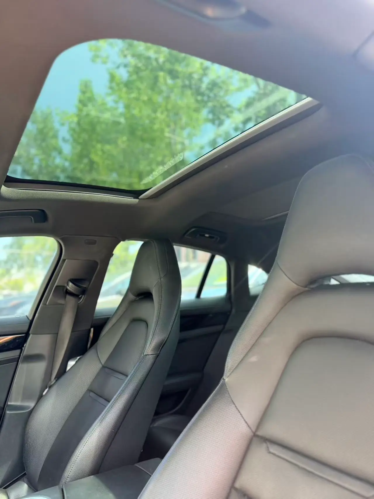 2018 Porsche Panamera Base photo 5