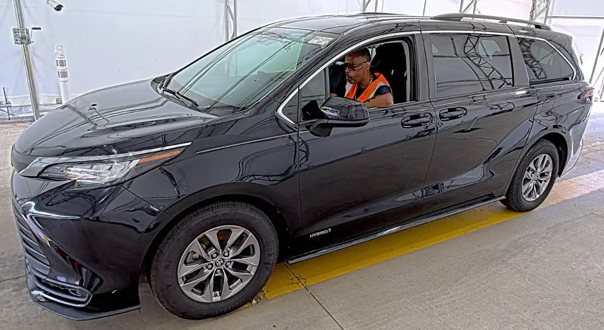 2021 Toyota Sienna LE 8-Passenger Hybrid FWD's photo