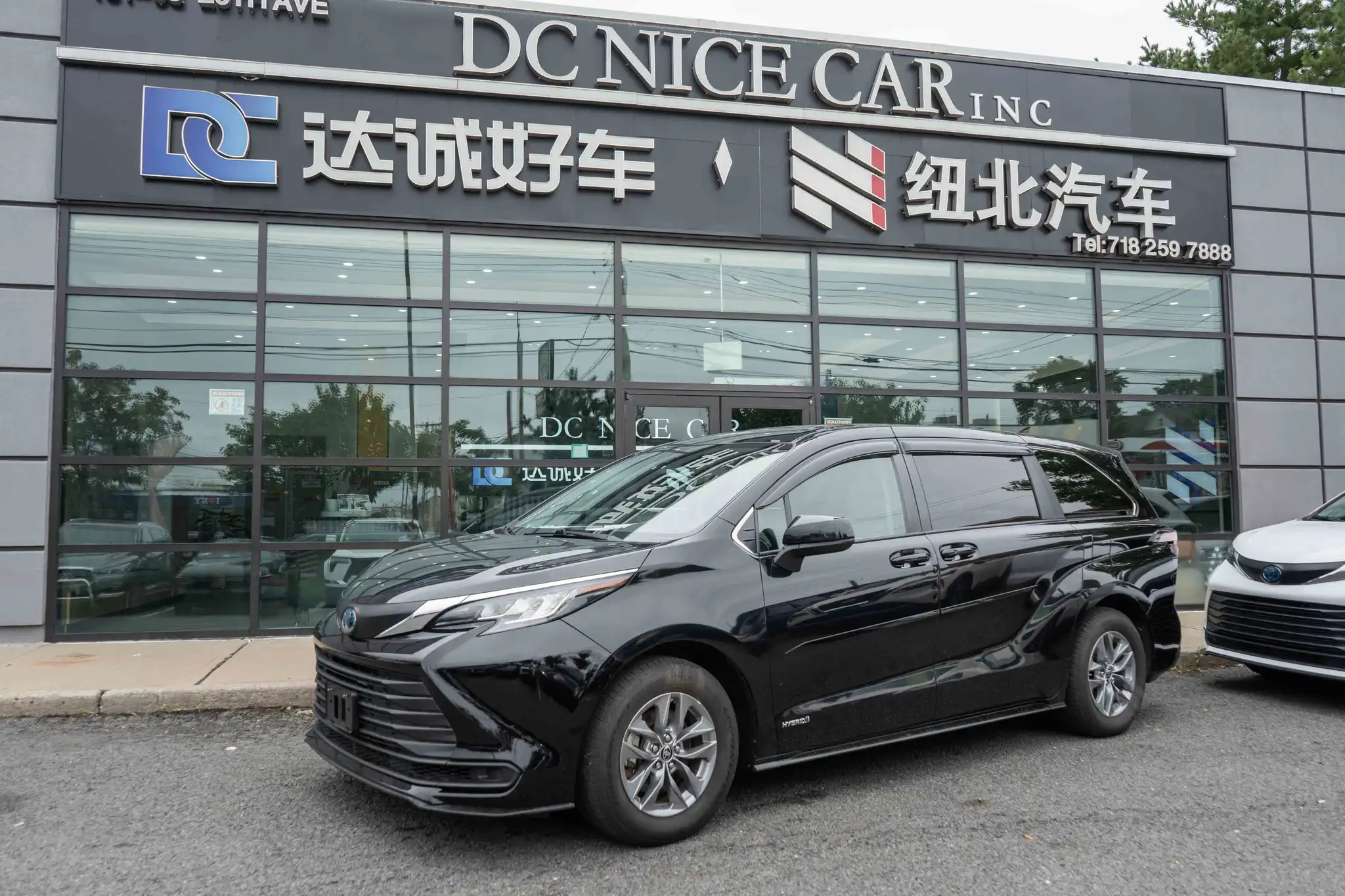 2021 Toyota Sienna LE 8-Passenger Hybrid FWD's photo