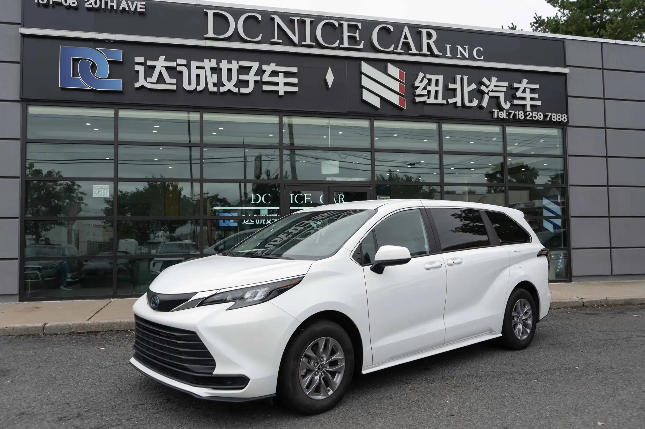 2025 Toyota Sienna LE 8-Passenger Hybrid FWD's photo