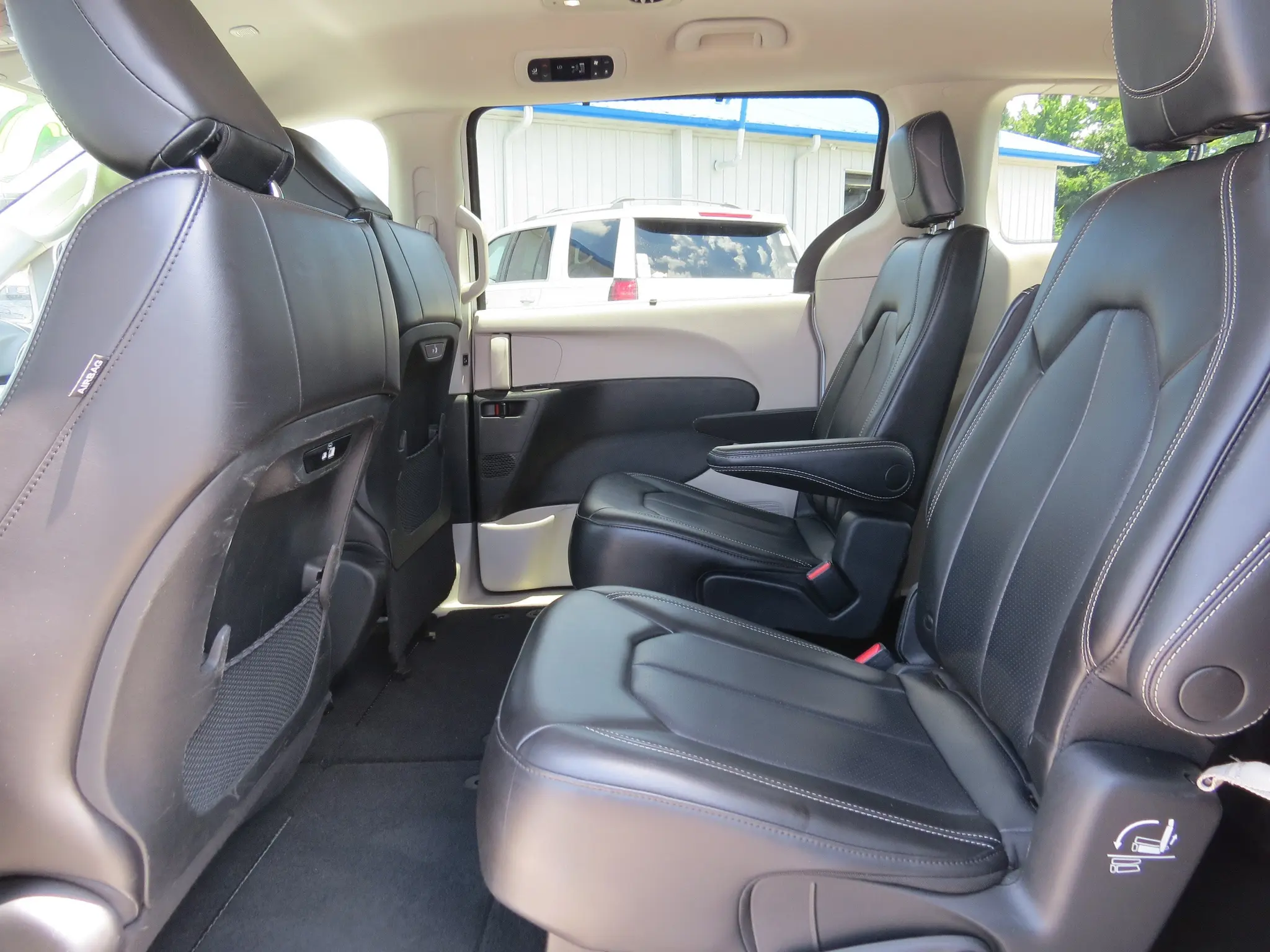 2023 Chrysler Pacifica Touring L photo 3