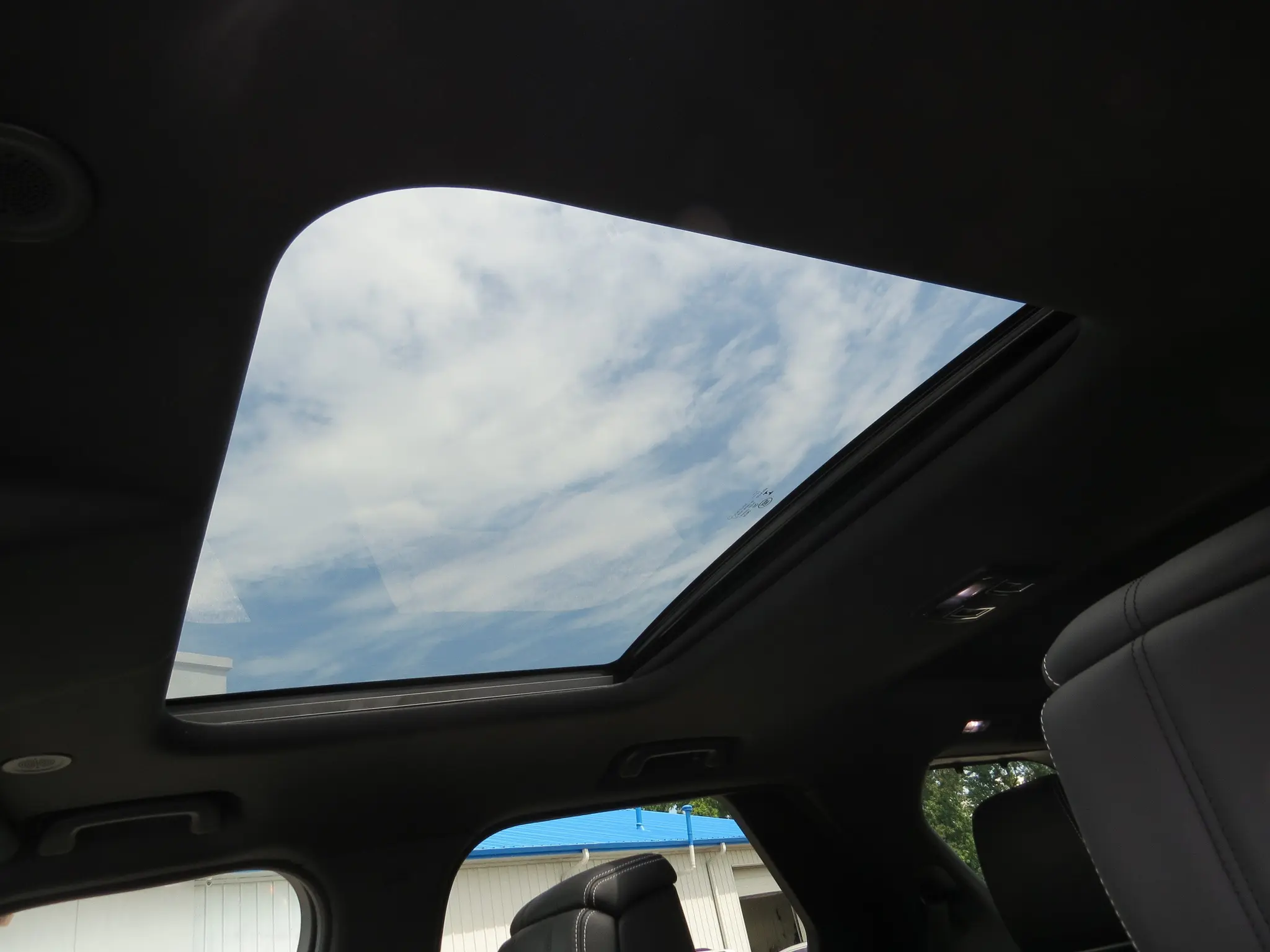 2023 Land Rover Discovery S R Dynamic photo 3