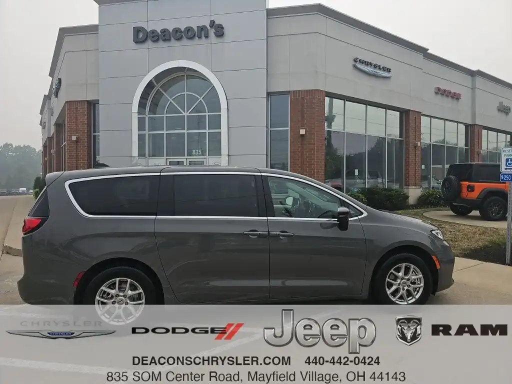 2024 Chrysler Pacifica Touring L's photo