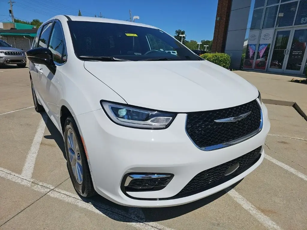 2025 Chrysler Pacifica Select AWD photo 3