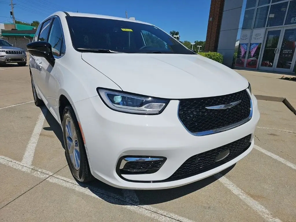 2025 Chrysler Pacifica Select AWD photo 4