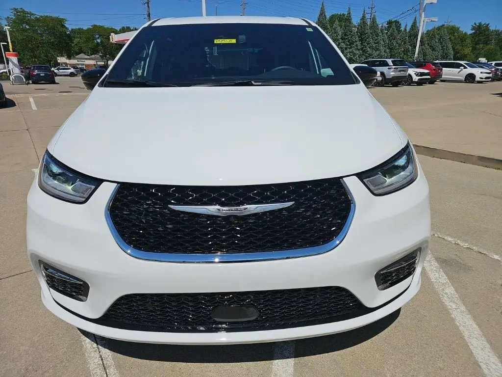 2025 Chrysler Pacifica Select AWD photo 5