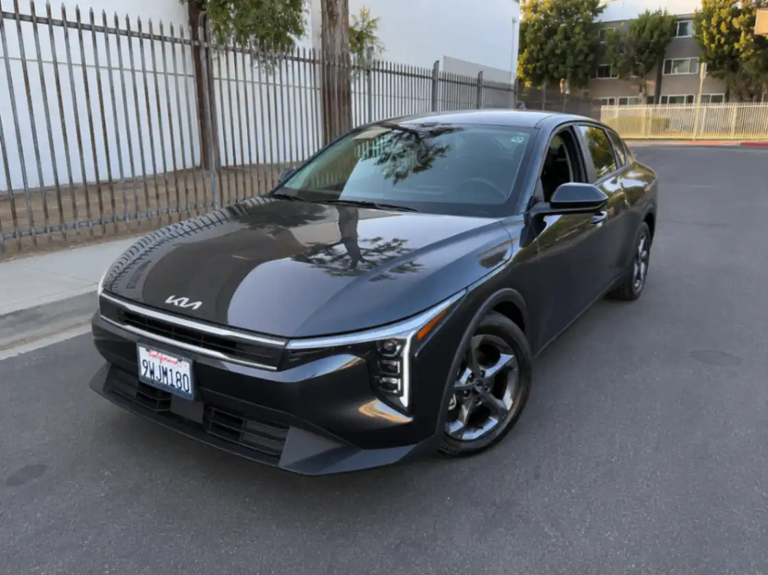 2025 Kia K4 LXS Auto's photo