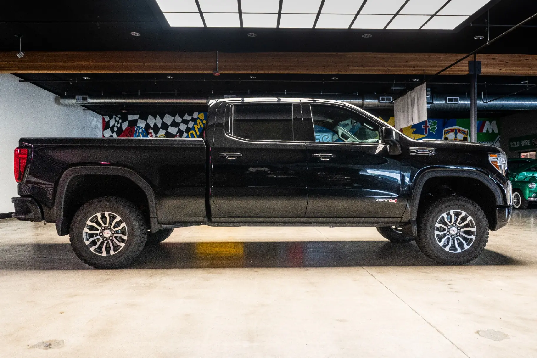 2022 GMC Sierra AT4 4WD Crew Cab Standard Box photo 4