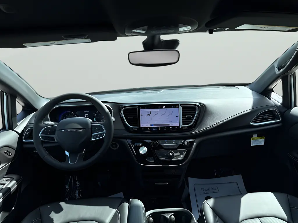 2027 Chrysler Pacifica Select photo 3