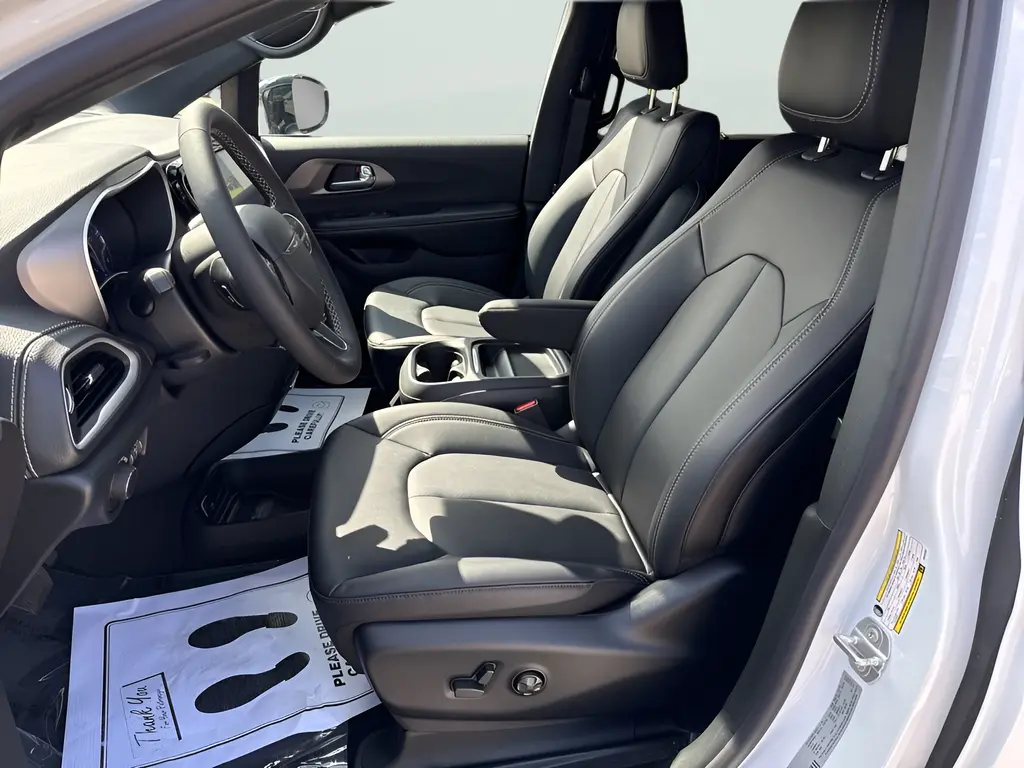 2027 Chrysler Pacifica Select photo 5