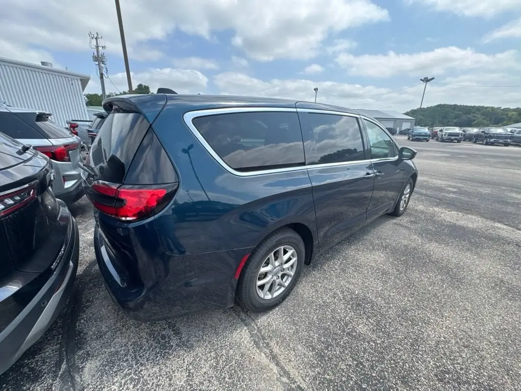 2023 Chrysler Pacifica Touring L photo 3