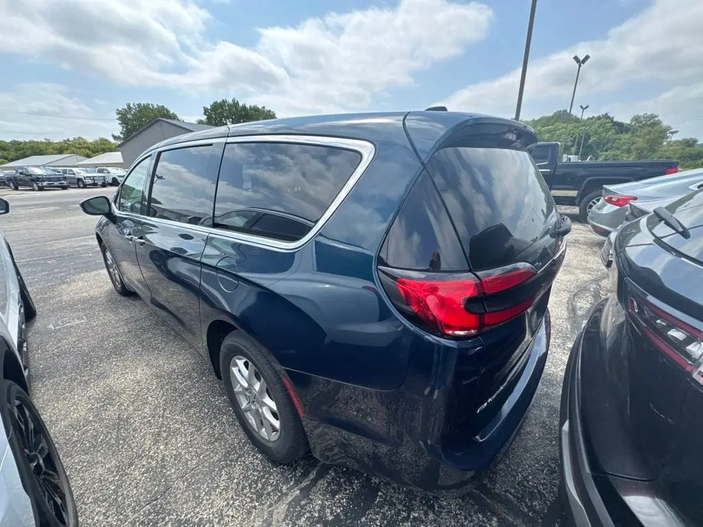 2023 Chrysler Pacifica Touring L photo 4