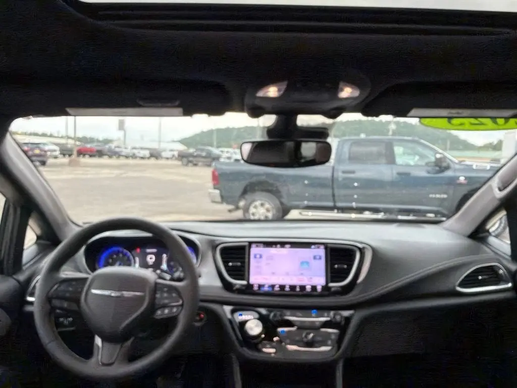 2025 Chrysler Pacifica Limited photo 3