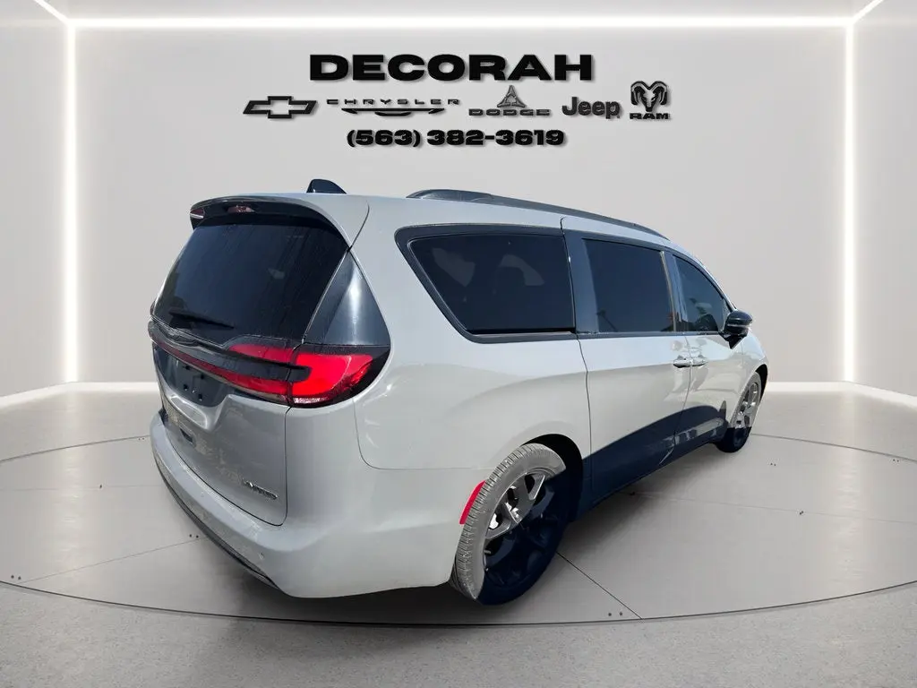 2025 Chrysler Pacifica Limited photo 3