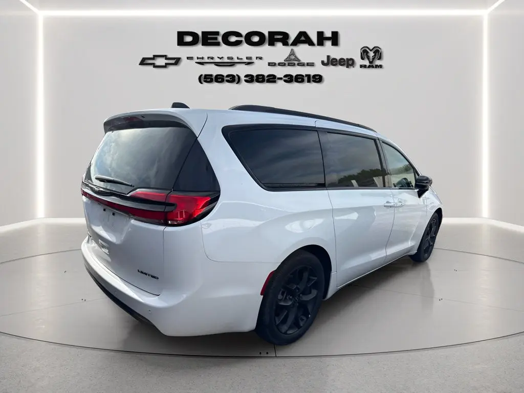 2025 Chrysler Pacifica Limited photo 3