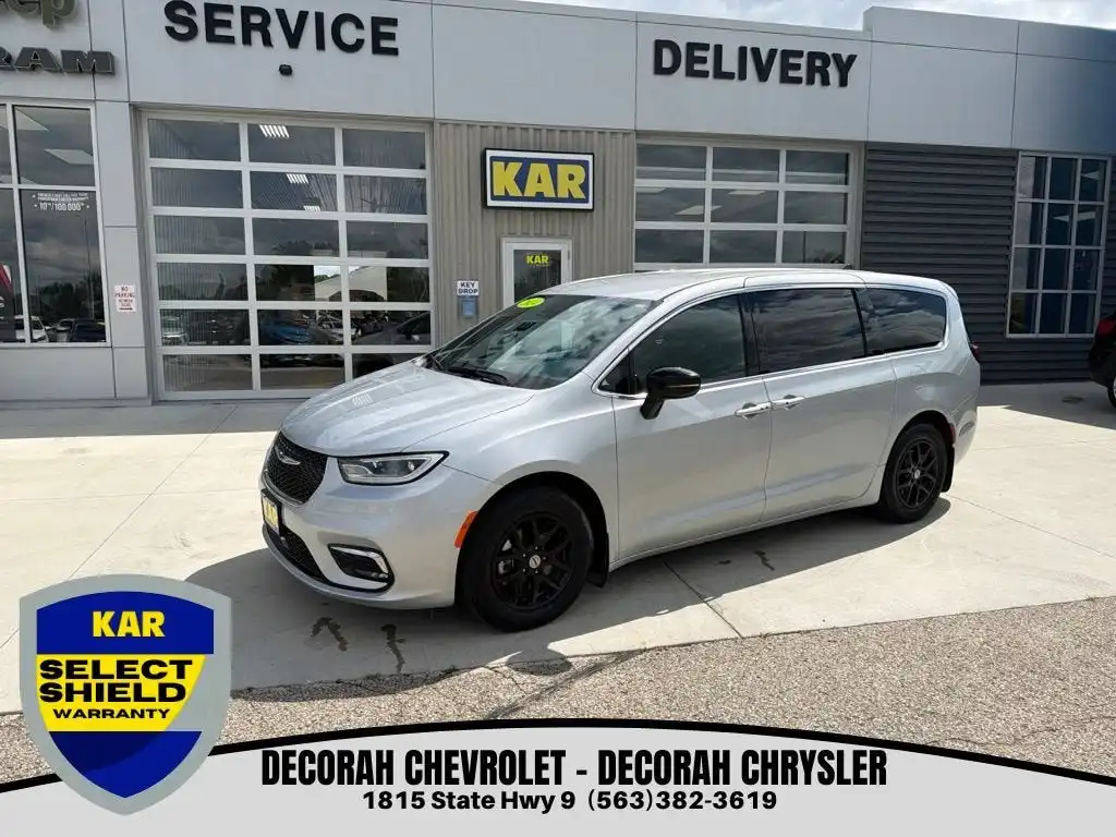 2024 Chrysler Pacifica Touring's photo