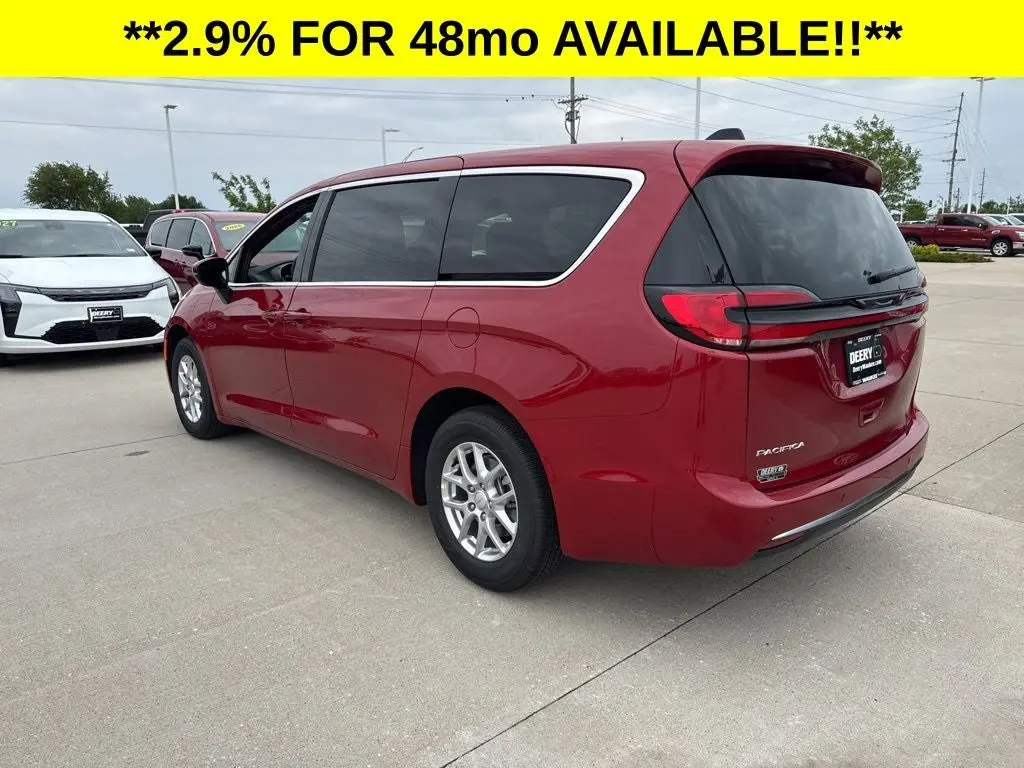 2027 Chrysler Pacifica Select photo 3