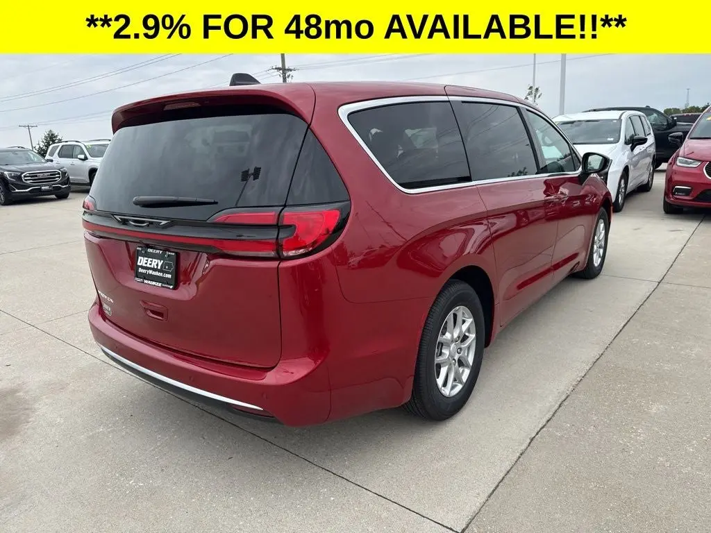 2027 Chrysler Pacifica Select photo 4