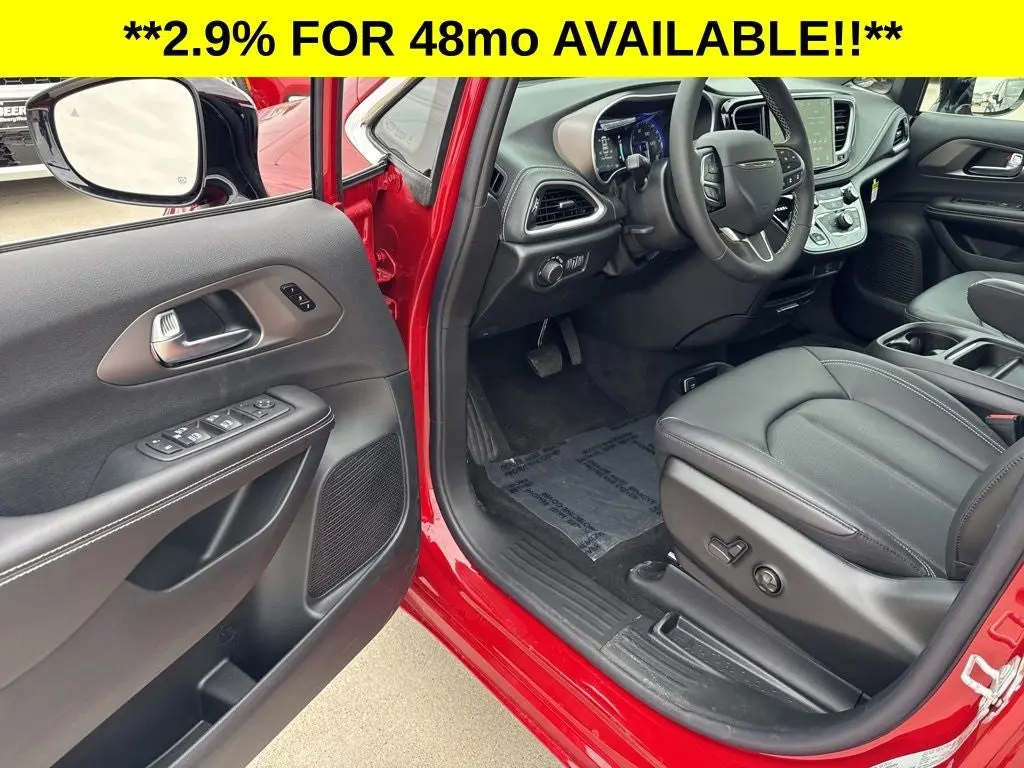 2027 Chrysler Pacifica Select photo 5