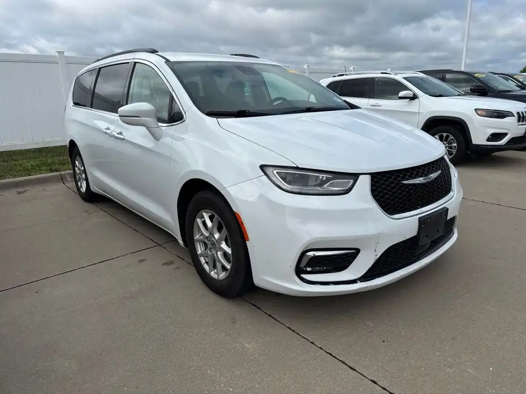 2022 Chrysler Pacifica Touring L's photo