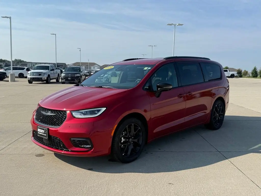2026 Chrysler Pacifica Select photo 3