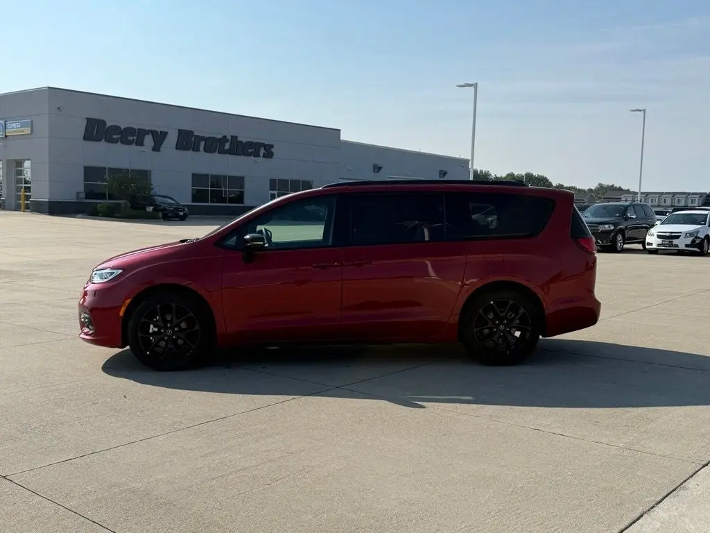 2026 Chrysler Pacifica Select photo 4