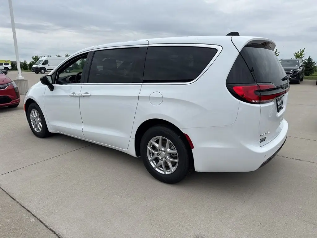 2027 Chrysler Pacifica Select photo 3