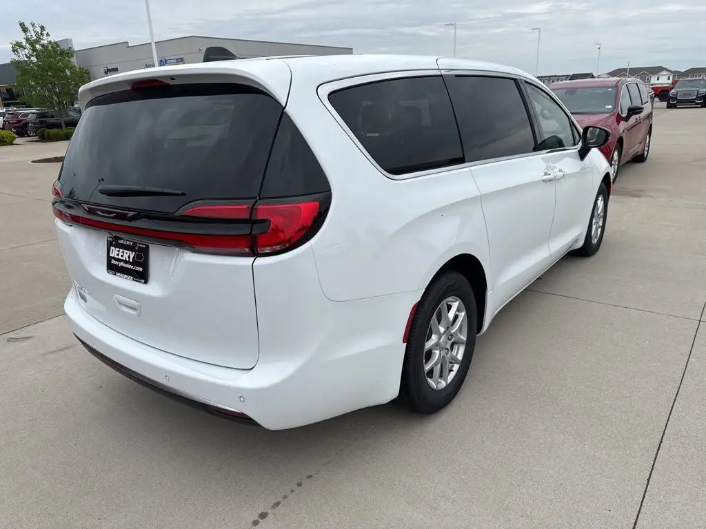 2027 Chrysler Pacifica Select photo 4