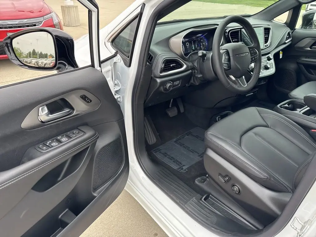 2027 Chrysler Pacifica Select photo 5