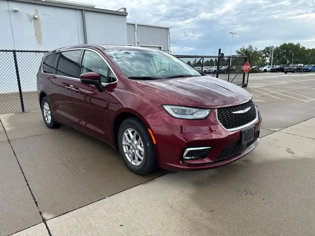 2023 Chrysler Pacifica Touring L's photo