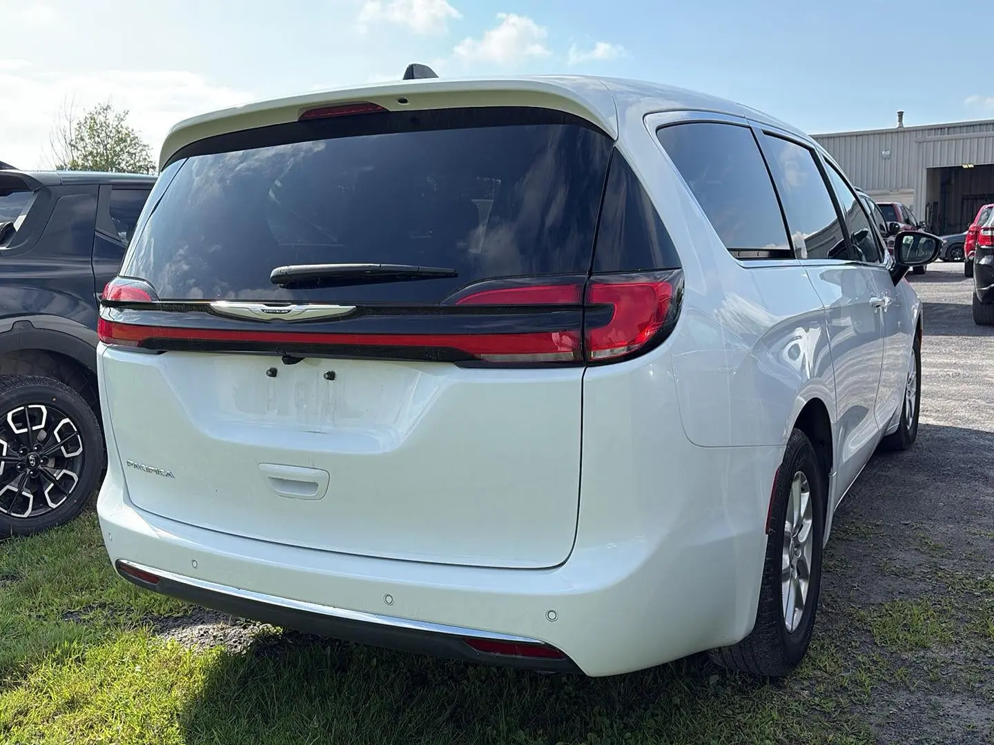 2026 Chrysler Pacifica Select photo 3