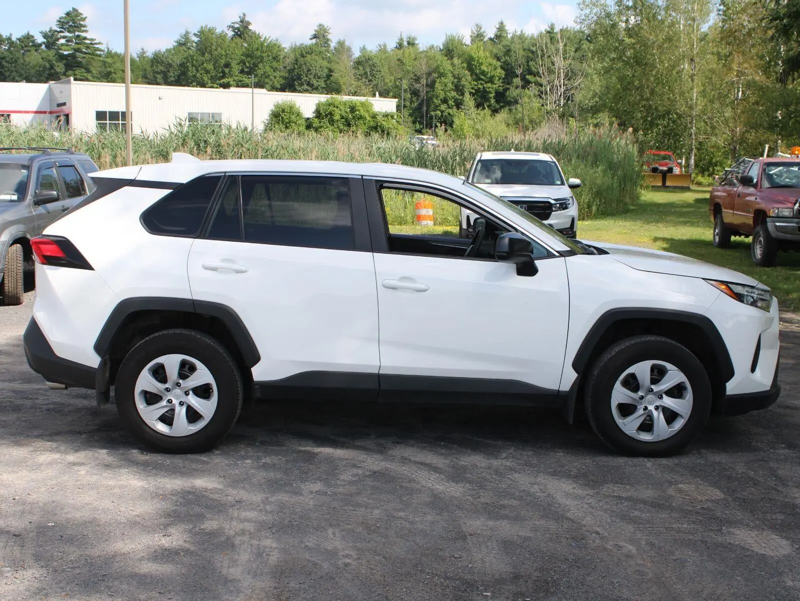 2025 Toyota RAV4 LE AWD photo 4