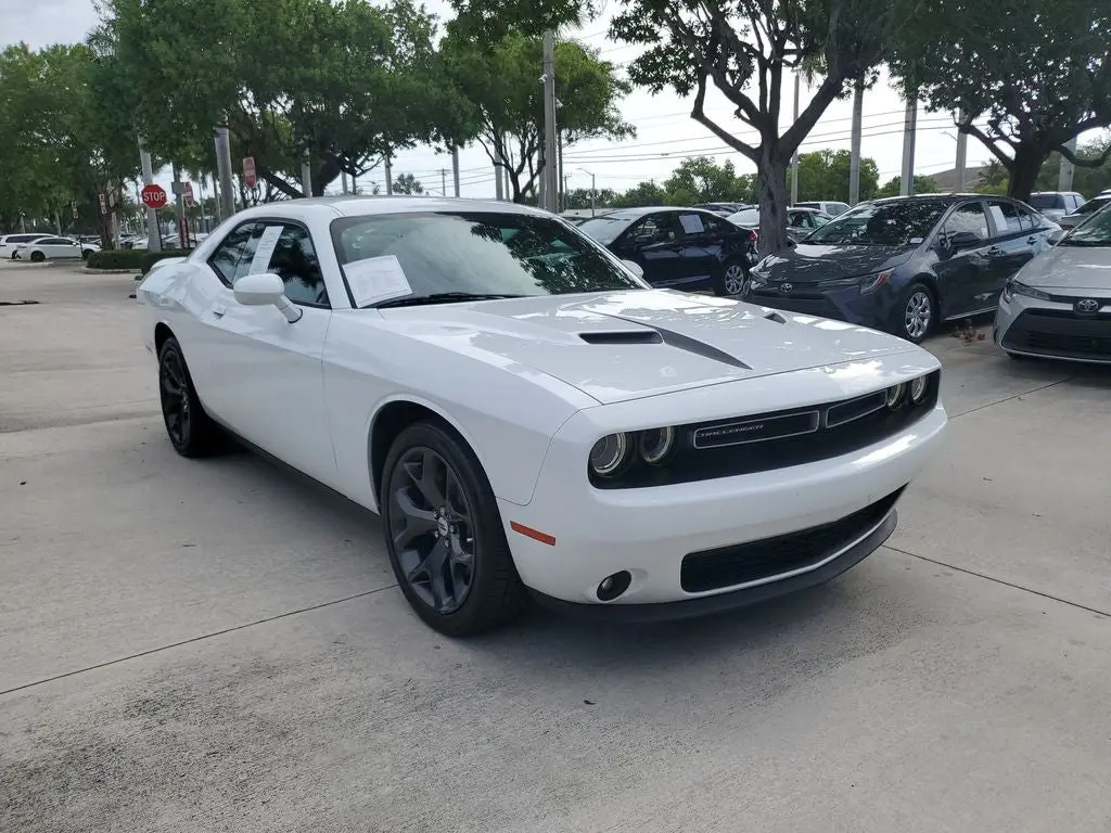 2019 Dodge Challenger SXT Plus Auto photo 3