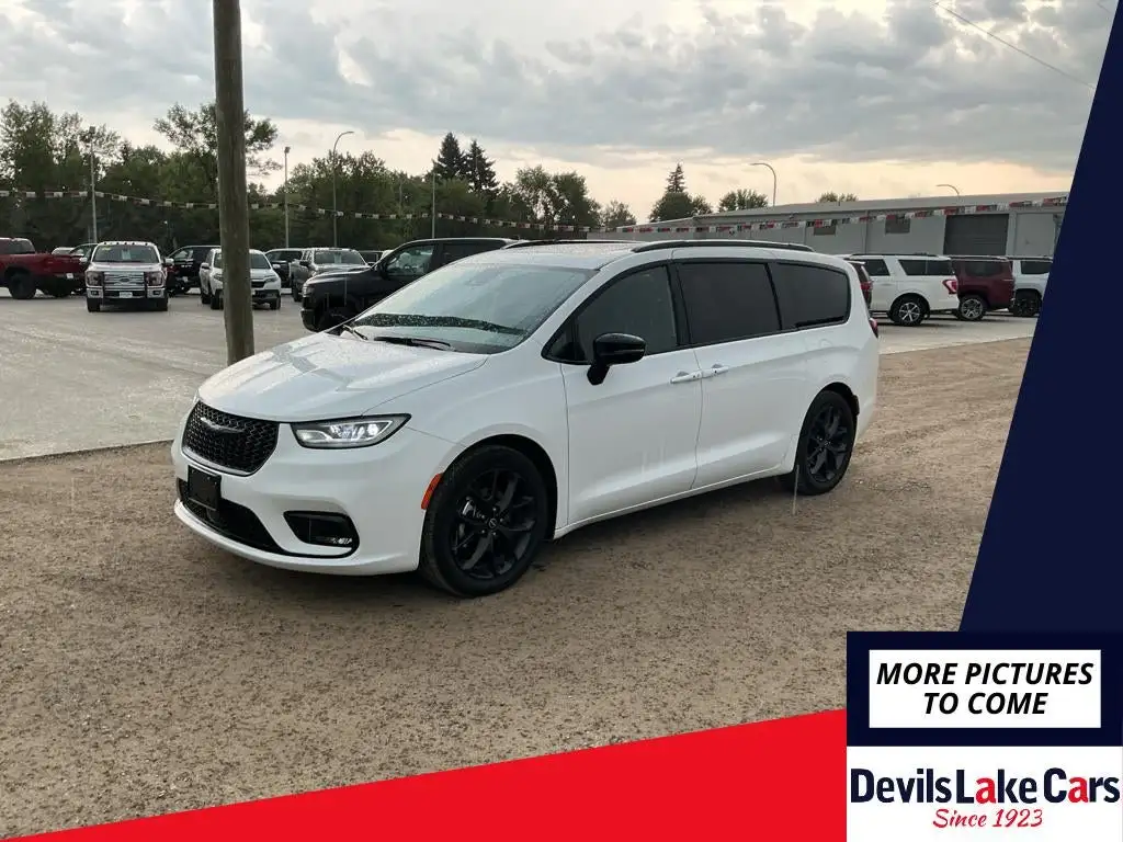 2026 Chrysler Pacifica Limited's photo