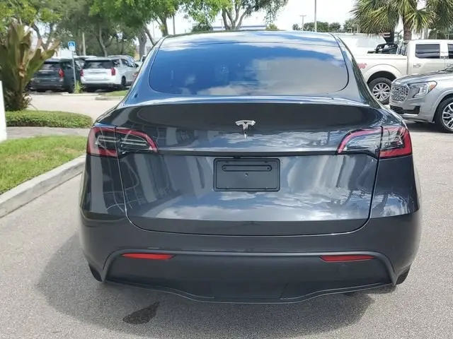 2025 Tesla Model Y Long Range RWD photo 4