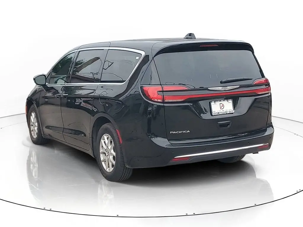 2025 Chrysler Pacifica Select photo 3