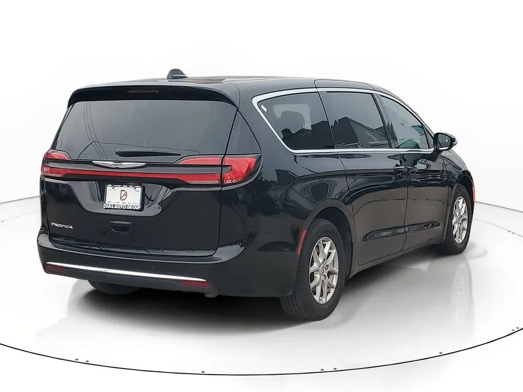 2025 Chrysler Pacifica Select photo 4