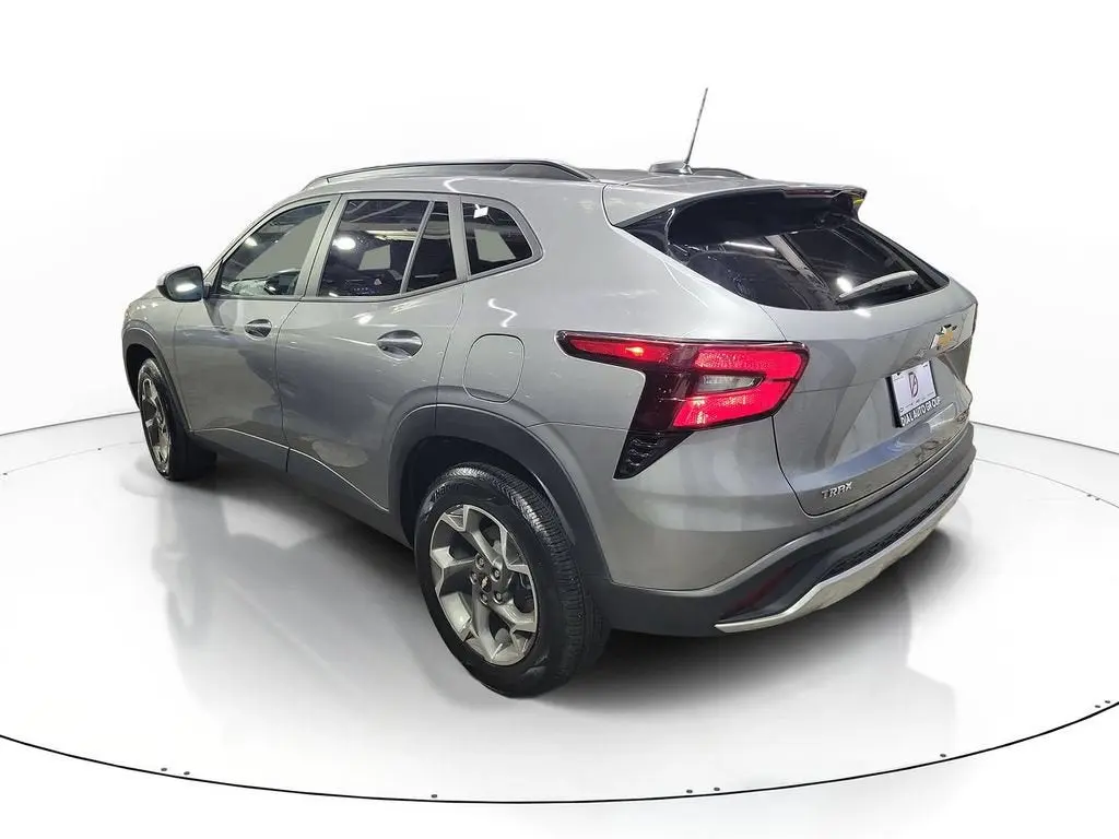 2025 Chevrolet Trax LT photo 3
