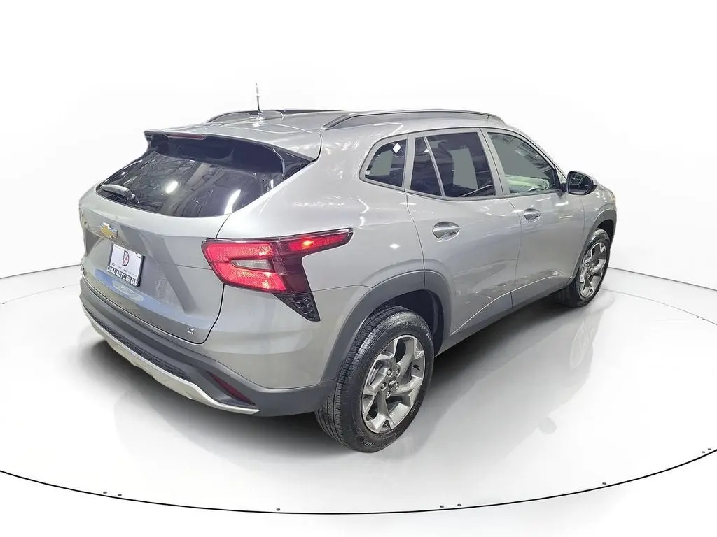 2025 Chevrolet Trax LT photo 4