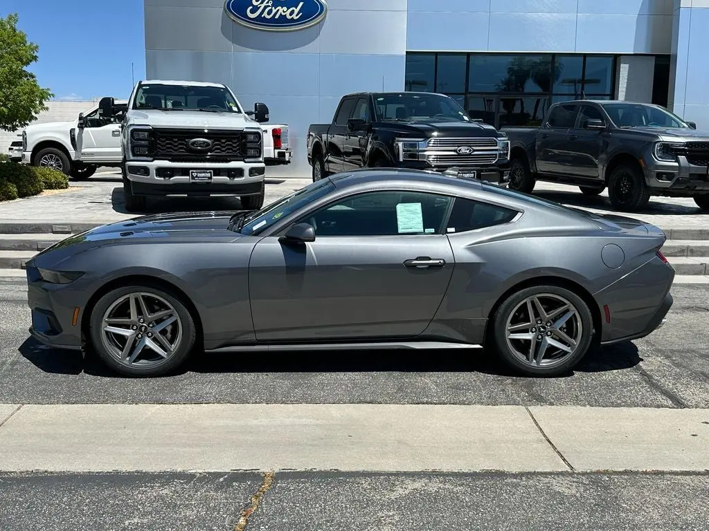 2025 Ford Mustang EcoBoost Fastback photo 3