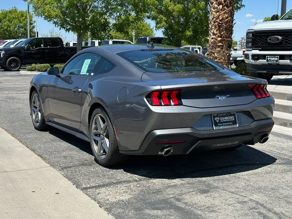 2025 Ford Mustang EcoBoost Fastback photo 4