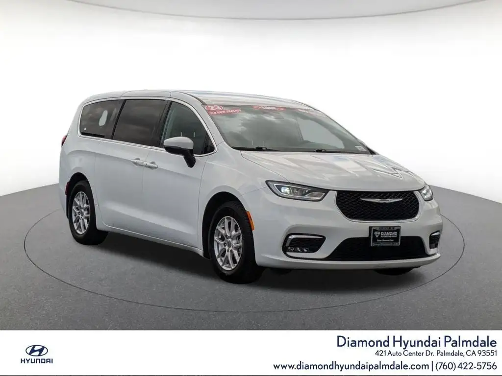2023 Chrysler Pacifica Touring L photo 1
