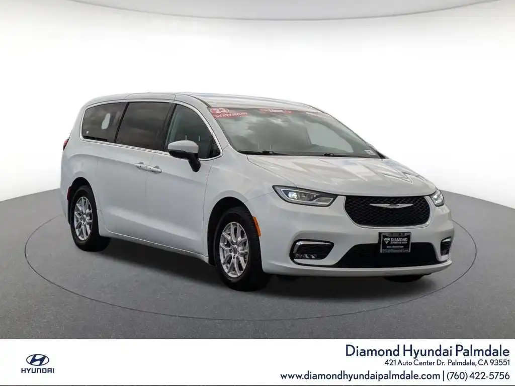 2023 Chrysler Pacifica Touring L's photo