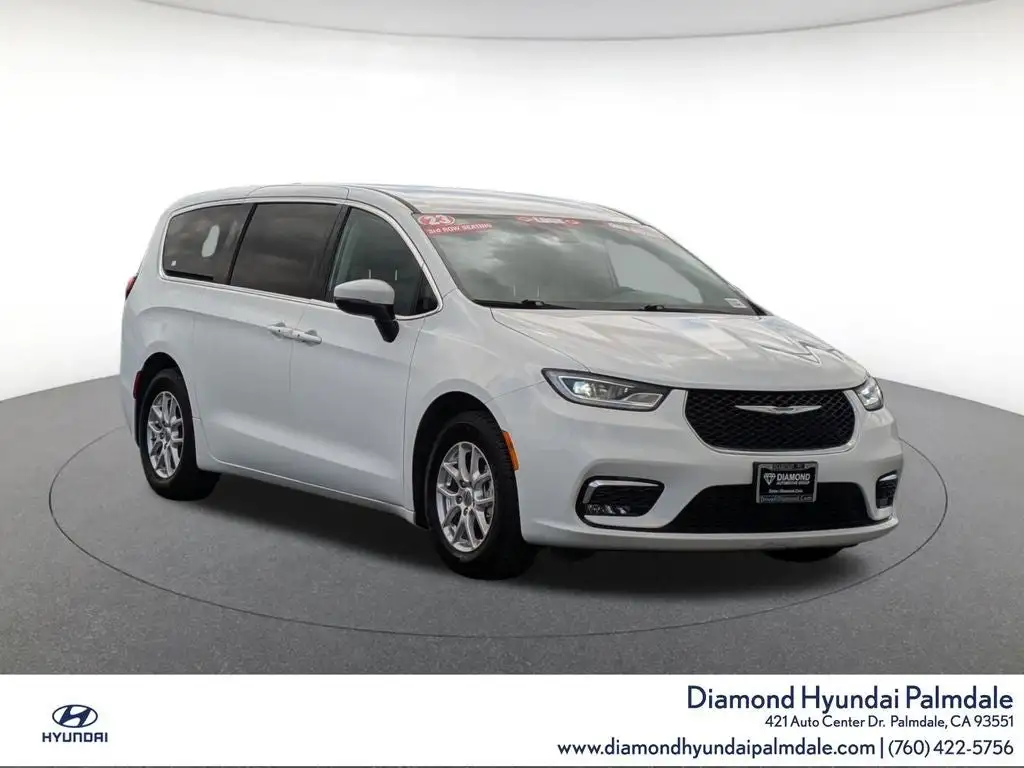 2023 Chrysler Pacifica Touring L's photo