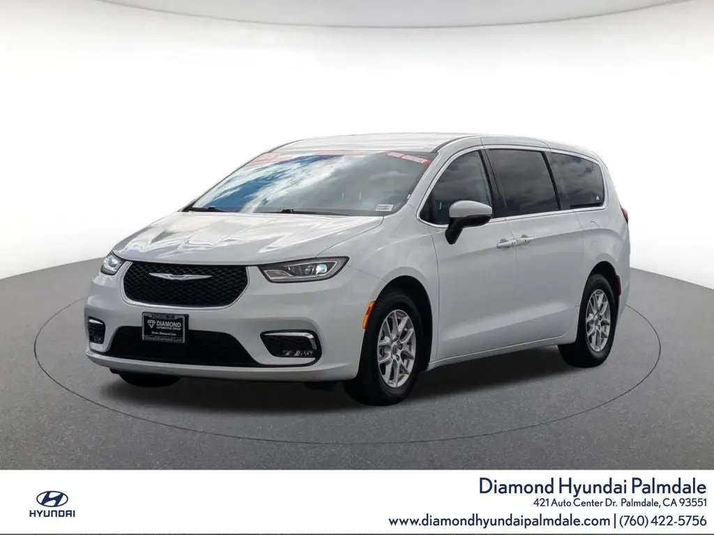 2023 Chrysler Pacifica Touring L photo 3