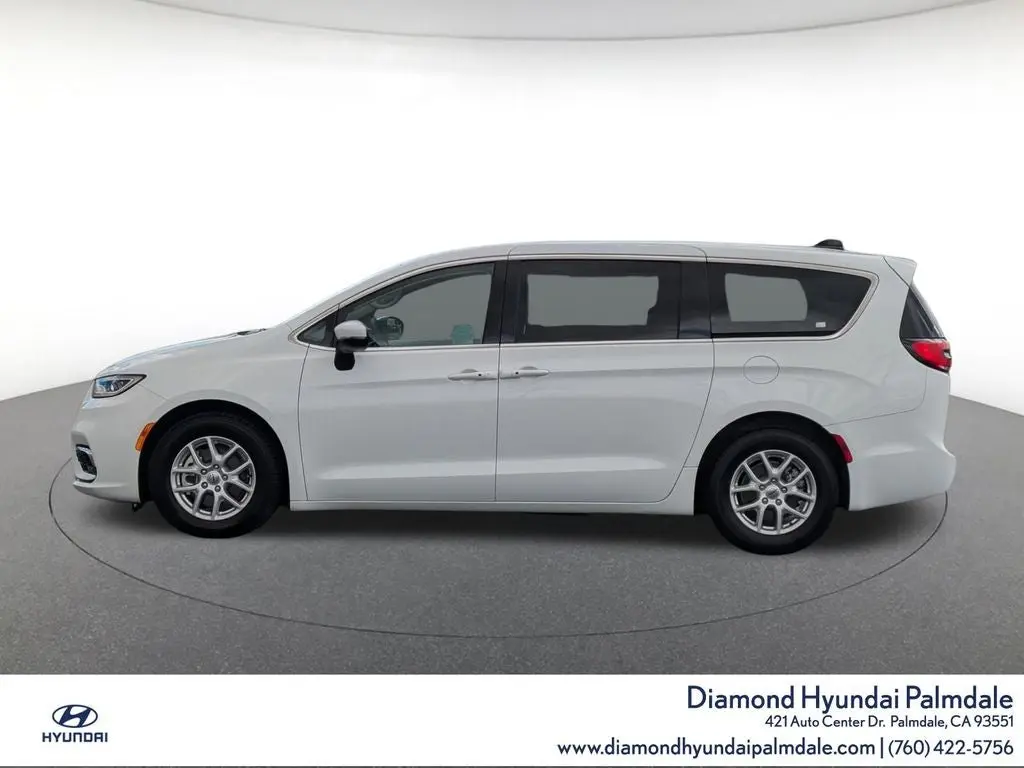 2023 Chrysler Pacifica Touring L photo 4