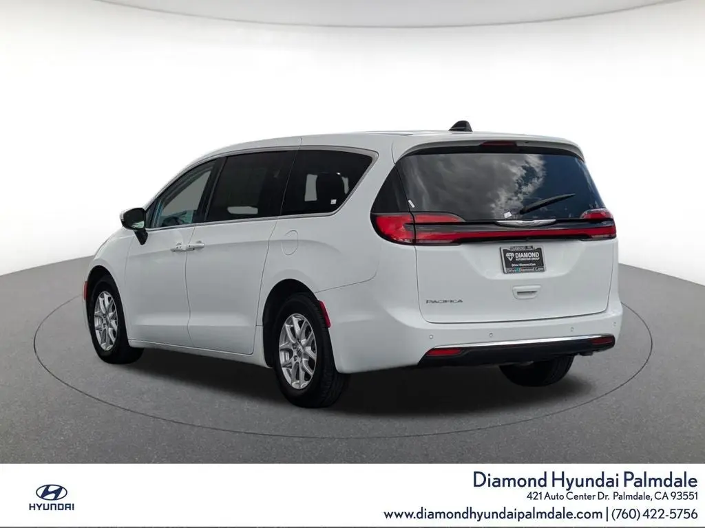 2023 Chrysler Pacifica Touring L photo 5