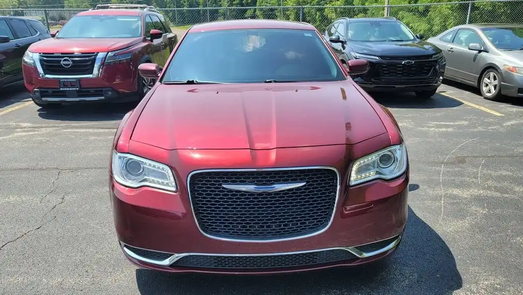 2018 Chrysler 300 Touring's photo